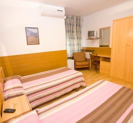 Hostal Lizana Huesca Buitenkant foto