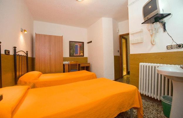 Hostal Lizana Huesca Buitenkant foto